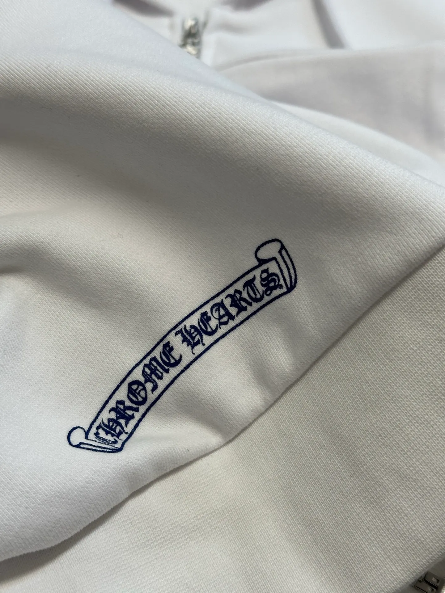 P470 Chrome Hearts Chrome Hearts Printed Zipper Sweatshirt Customized with soft cloud-like 100% cotton velvet feel sweatshirt fabric, Western Gothic text is embellished on the chest, controlling the visual focus and extending vertically from the wrist to the shoulder line. A wonderful touch to break up the monotony of sweatshirts. The zippered hooded silhouette deconstructs the lazy drape carrying suede. When the Gothic font meets all white, it not only retains the coldness of the Gothic, but also dissolves the depression of darkness with the purity of white.  Glue printing is used. The printing is modified by the film screen three times. The glue liquid paint is used to print the pattern on the fabric, and the fabric is baked to fix the printed pattern. Size: s m l xl